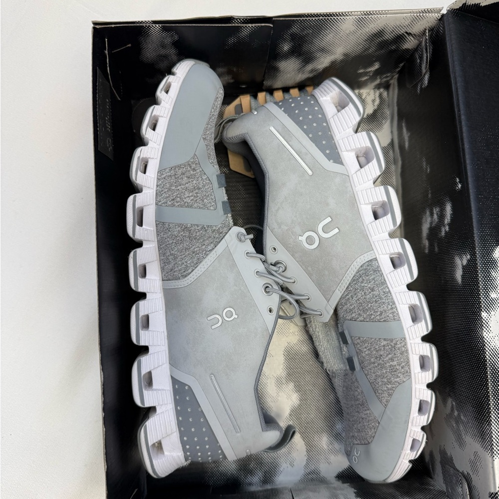 On Cloud Gray Sneakers